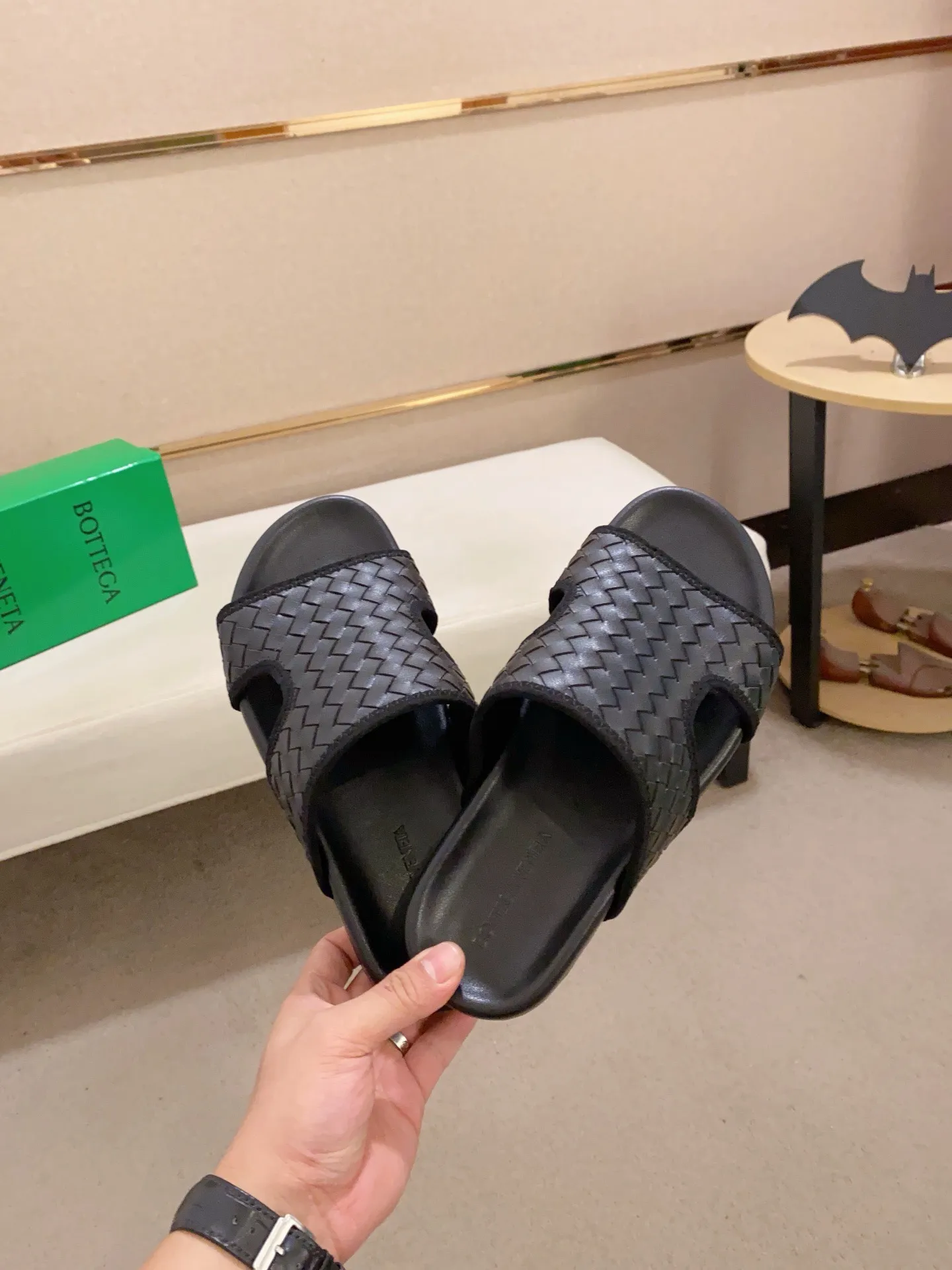 Men's shoes 💰: 320💰[BV~Bottega Veneta] Trendy new slippers are on the market. Same style as the official website. Counter quality [strong][strong][strong] Selected cow patent leather weaving. High-end atmosphere. Very cost-effective. Original wear-resistant rubber outsole. Fine workmanship. The upper layer of materials is used. The quality is visible. Shoe size 38-45.